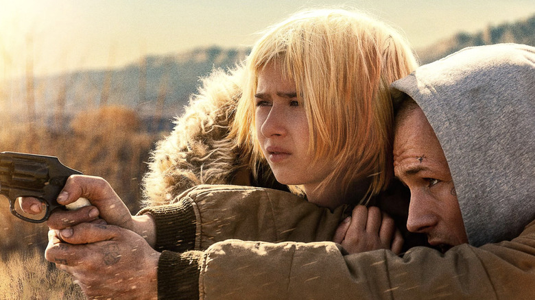 Ea călărește cu pușca - Nate (Taron Egerton) care vizează arma în timp ce Polly (Ana Sophia Heger) se apropie de el lângă el