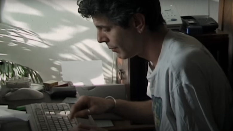 Roadrunner: Un film despre Anthony Bourdain, filmat de tânăr Bourdain care tastează „Bucătărie confidențială”.