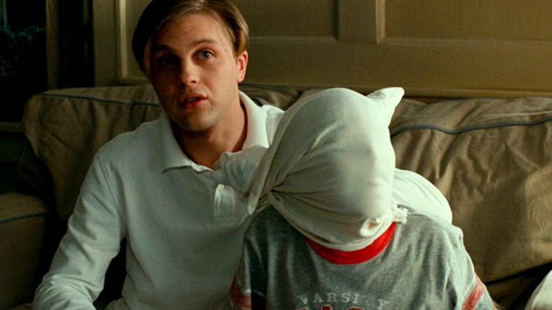 Paul stând lângă un băiat cu o pernă peste cap în jocuri amuzante