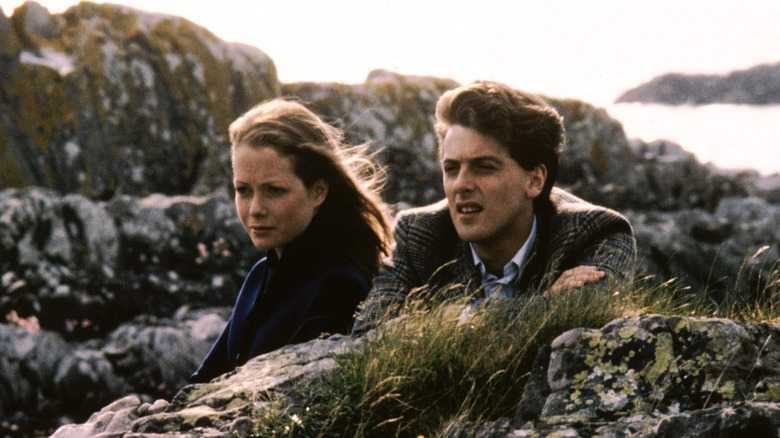 Jenny Seagrove și Peter Capaldi ca Marina și Danny pe o plajă în eroul local