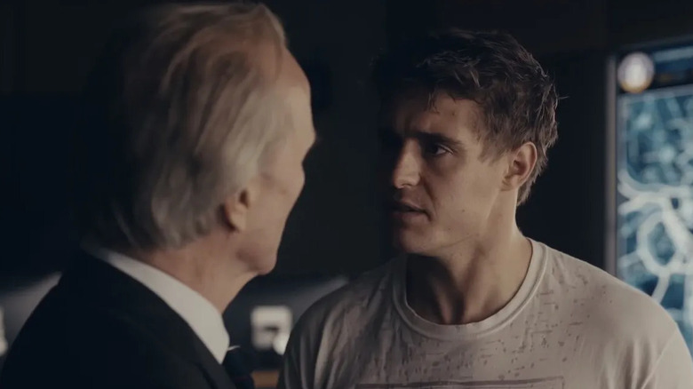 Joe Turner (Max Irons) vorbește cu Bob Partridge (William Hurt) în Condor