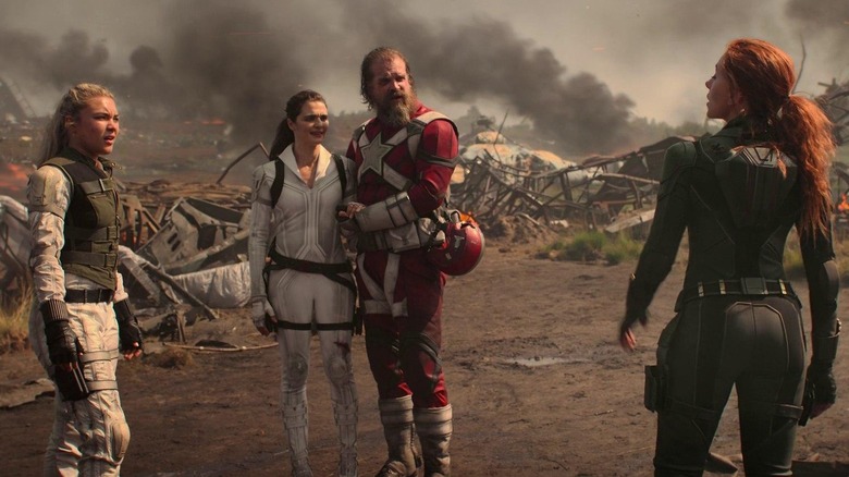 Yelena (Florence Pugh), Melina (Rachel Weisz), Red Guardian (David Harbour) și Black Widow (Scarlett Johansson) printre epava camerei roșii în văduvă neagră