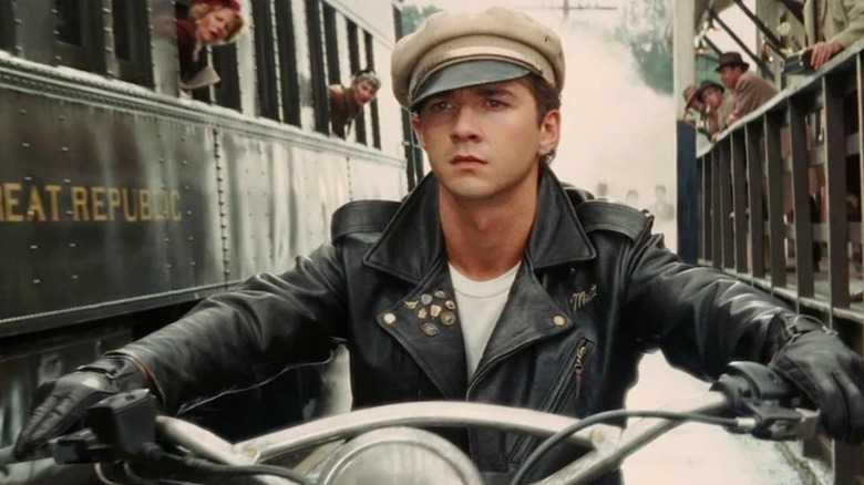 Indiana Jones și Regatul Craniului de Cristal, mutt călărind motocicleta pe lângă un tren