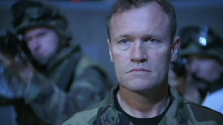 Colonelul lui Michael Rooker Martin Edwards este văzut în apropiere în Stargate SG-1
