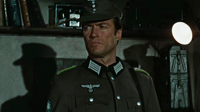 Clint Eastwood ca locotenent Schaffer purtând o șapcă în locul în care Eagles îndrăznește