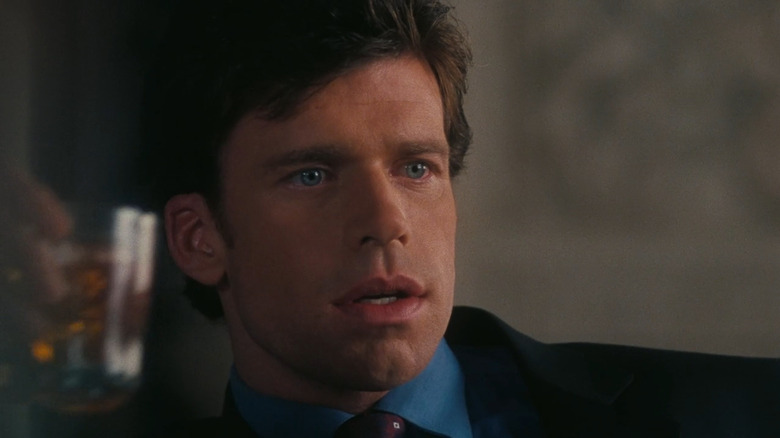 Tug (Taylor Sheridan) care ține un pahar în grabă alb