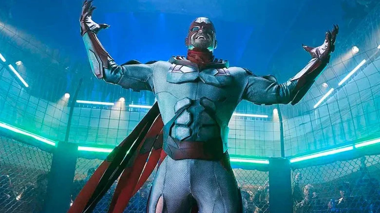 Hank Hall Hawk al lui Alan Ritchson se află într -o poză triumfătoare în titani