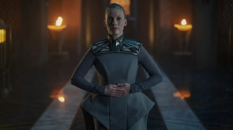 Lady Demerzel (Laura Birn) stând în Torch Light in Foundation