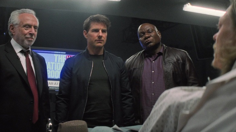Wolf Blitzer, Ethan Hunt și Luther Stickell stând în fața Nils DeBruuk în Mission: Impossible - Fallout