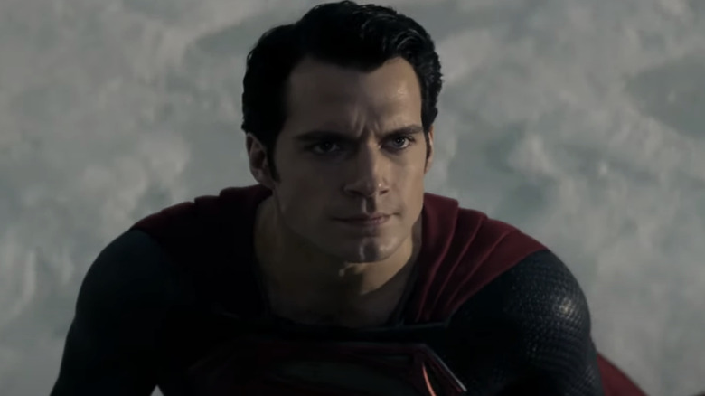 Supermanul lui Henry Cavill se uită în Om of Steel