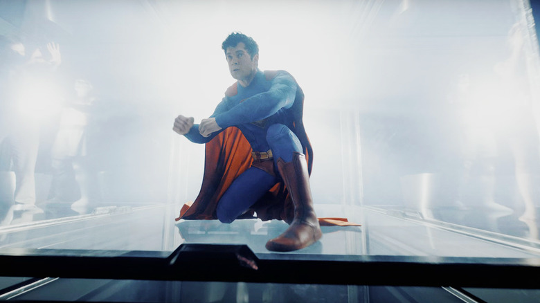 Supermanul lui David Corenswet se pregătește să lovească un geam de sticlă în Superman