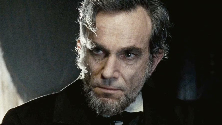 Lincoln (Daniel Day-Lewis) arătând intens în Lincoln