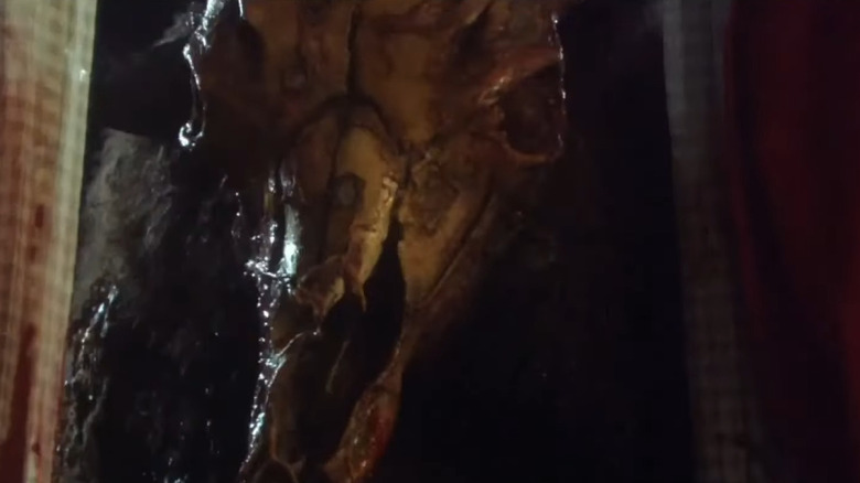 Un craniu de cai fiind împins printr -o fereastră din sărbătoarea filmului