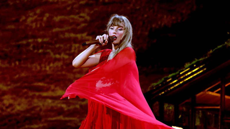 Taylor Swift Cântare în folclorul set în epoca turneu