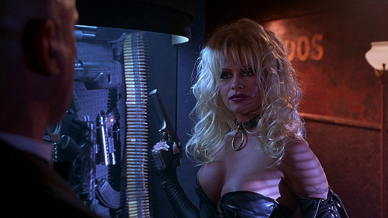 Barb ținând o armă în Barb Wire