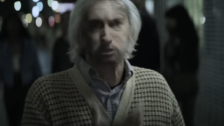 Fața lui Eminem este suprapusă peste un bărbat în vârstă în videoclipul Venom Music