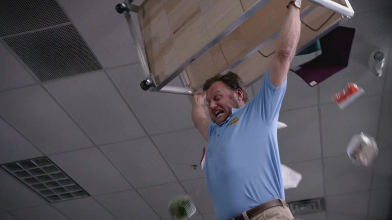 Tallahassee ridicând un birou pentru a zdrobi un zombie în zombieland: seria