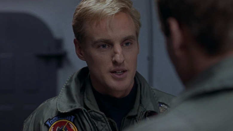 Chris Burnett (Owen Wilson) purtând o geacă în spatele liniilor inamice