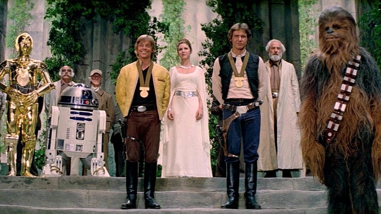 Luke, Han, Leia și Chewbacca la ceremonia de medalii după distrugerea vedetei morții în Star Wars: A New Hope