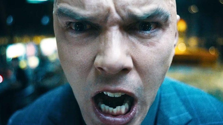 Lex Luthor privește cu furie în Superman