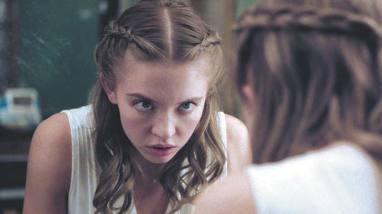 Juliet (Sydney Sweeney) se uită într -o oglindă cu capul în jos și cu ochii în sus cu o expresie șocată în Nocturne