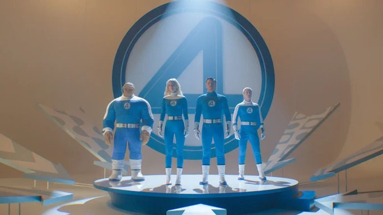 The Fantastic Four pozează în fața unui uriaș Four în The Fantastic Four: Primii pași