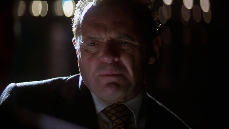 Anthony Hopkins pare îngrijorat ca Richard Nixon în Nixon (1995)