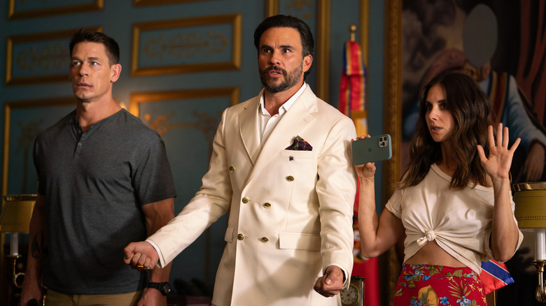 Claire, Mason și președintele Juan stând unul lângă celălalt în freelance