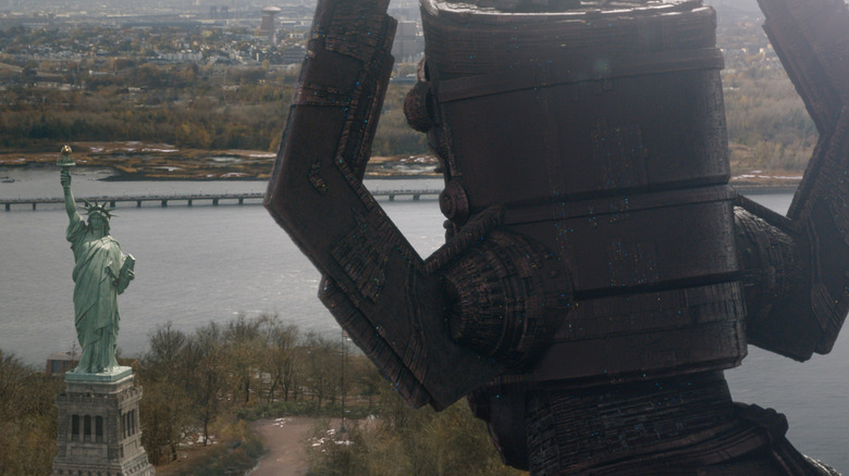 Galactus privind în jos Statuia Libertății din Fantastic Four: Primii pași