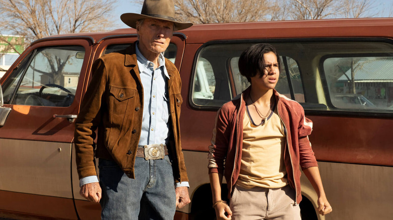 Mike și Rafo stând lângă un camionet în plâns macho