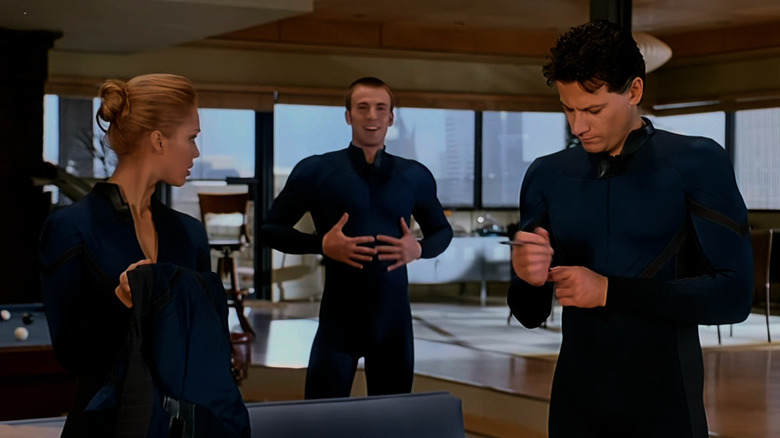Sue Storm (Jessica Alba), Johnny Storm (Chris Evans) și Reed Richards (Ioan Gruffudd) care se potrivesc în Fantastic Four (2005)