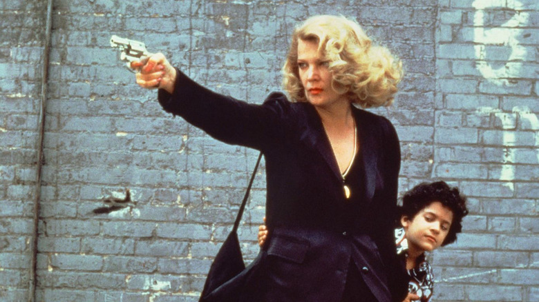 Gena Rowlands poartă un pistol ca Gloria Swenson pentru a -l proteja pe John Adames ca Phil Dawn în Gloria (1980)