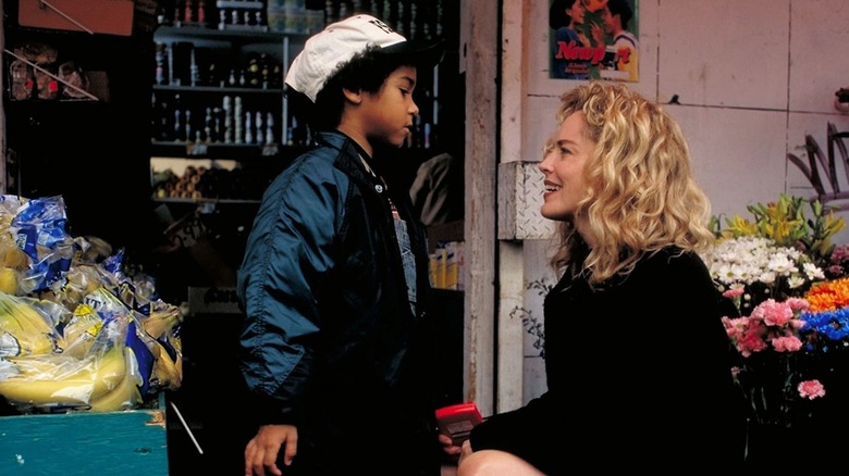 Sharon Stone ca Gloria Swenson împărtășește un moment cu Jean-Luke Figueroa ca Nicky Nunez în Gloria (1999)