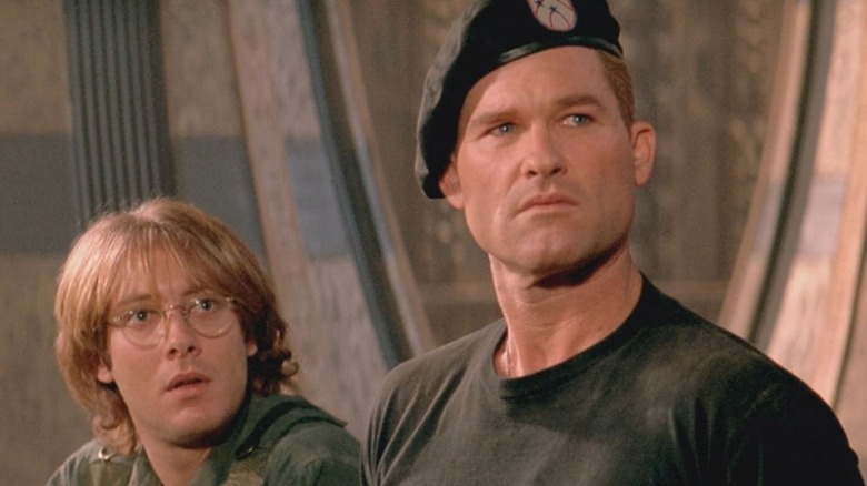 Daniel (James Spader) și Jack (Kurt Russell) care se uită înainte în Stargate