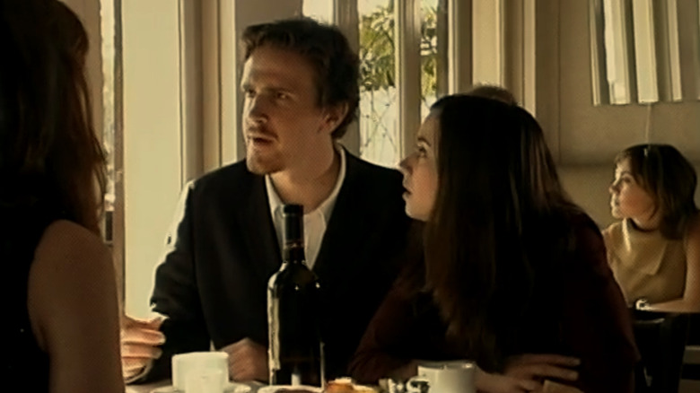 Jason Segel în rolul lui Jason și Linda Cardellini în rolul lui Linda stând la cină și arătând șocați în Lollilove