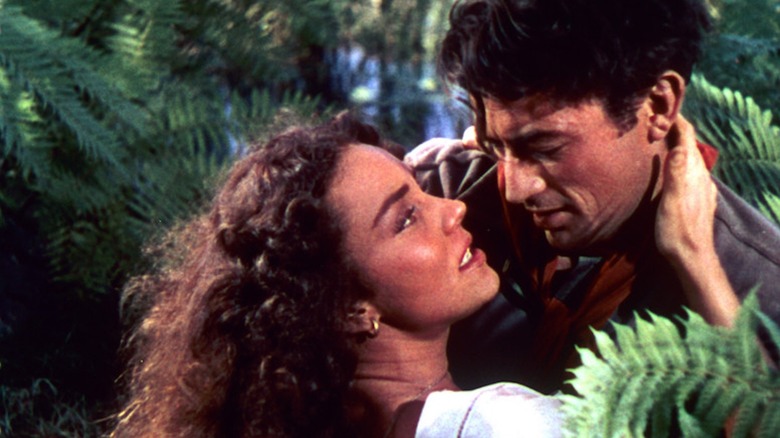 Jennifer Jones în timp ce Pearl Chavez îl deține pe Gregory Peck ca Lewton McCanles în Duel in the Sun