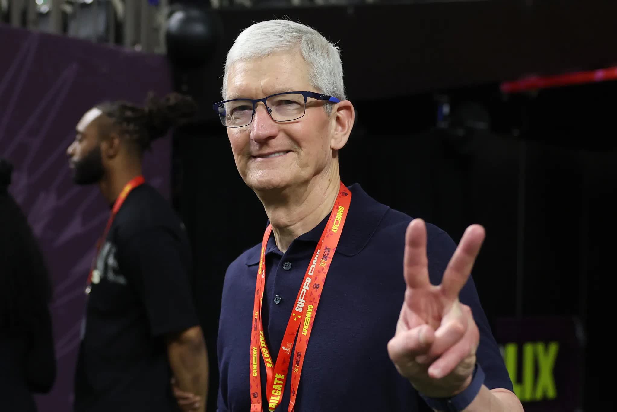 Tim Cook spune că AI este acum prioritatea Apple, „mai mare decât ...