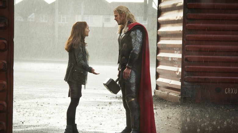 Jane Foster vorbind cu Thor in the Rain in Thor: The Dark World