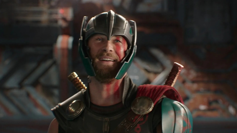 Thor, zâmbind într -o cască din Thor: Ragnarok
