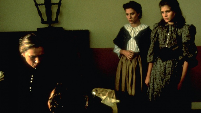 Cologero Women Rosa (Francesca de Sapio), Anna (Alexandra Masterson) și Maria (Julia Roberts) acasă în Blood Red