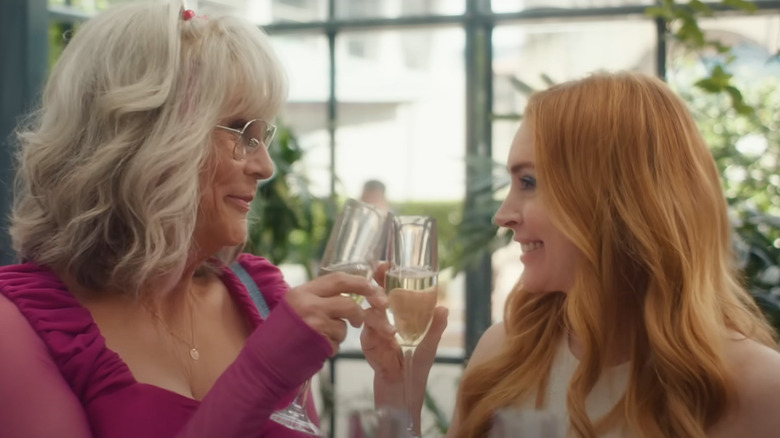 Tess (Jamie Lee Curtis) și Anna (Lindsay Lohan) ca Lily și Harper care au un toast de șampanie în Freakier Friday