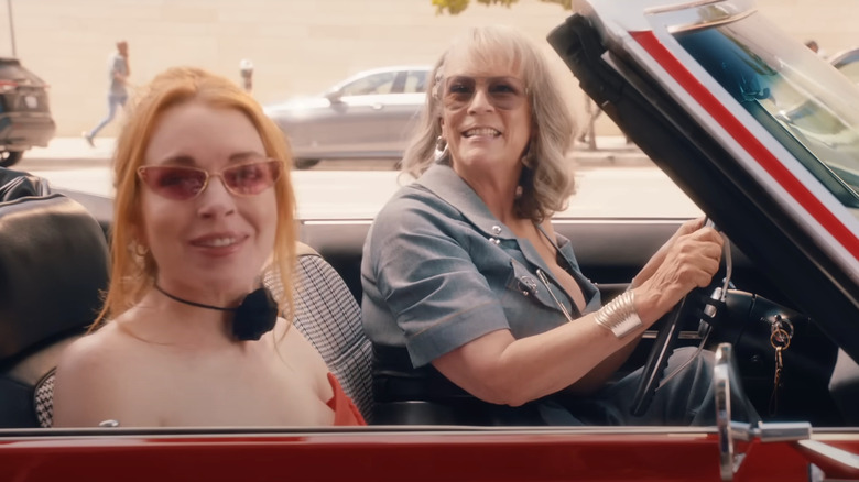 Anna (Lindsay Lohan) și Tess (Jamie Lee Curtis) ca Harper și Lily într -un convertibil în Freakier Friday