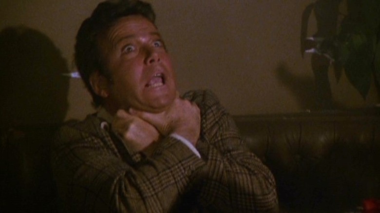 William Shatner sufocând moartea în echipa de poliție!