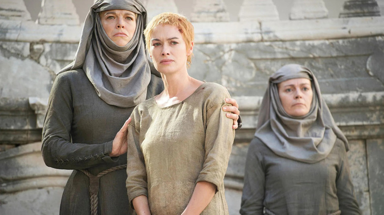 Game of Thrones, Cersei stând cu două călugărițe sept