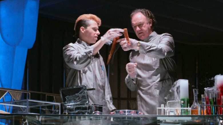 Lenny (Jon Cryer) și Lex Luthor (Gene Hackman) care desfășoară un experiment în Superman IV: Căutarea păcii