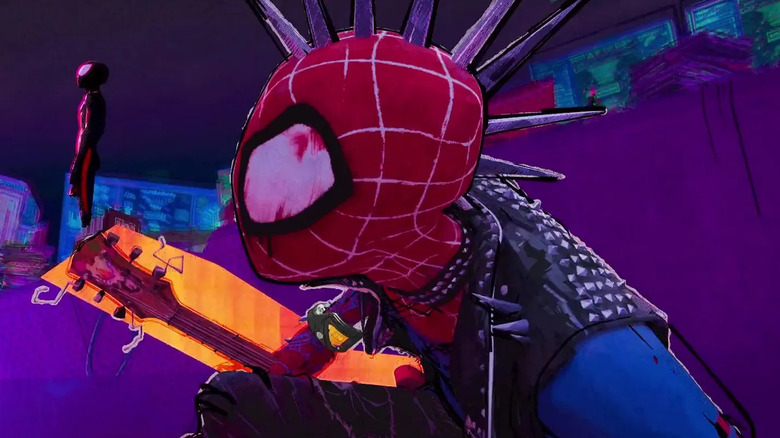 Spider-punk uitându-se la Miles Morales în Spider-Man: Peste Spider-Verse
