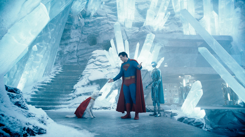 Superman (David Corenswet) SCURTING KRYPTO în Superman (2025)