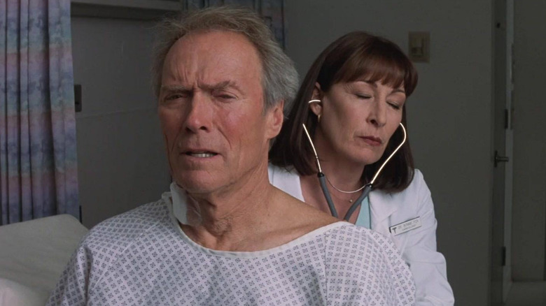 Terrell McCaleb (Clint Eastwood) a fost evaluat într -un spital de Dr. Bonnie Fox (Anjelica Huston) în munca de sânge