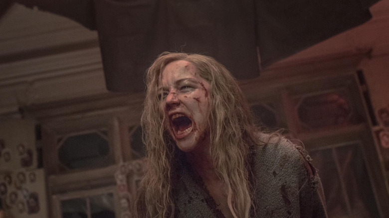 Jennifer Lawrence în timp ce mama s -a strecurat de sânge și țipând în mamă!