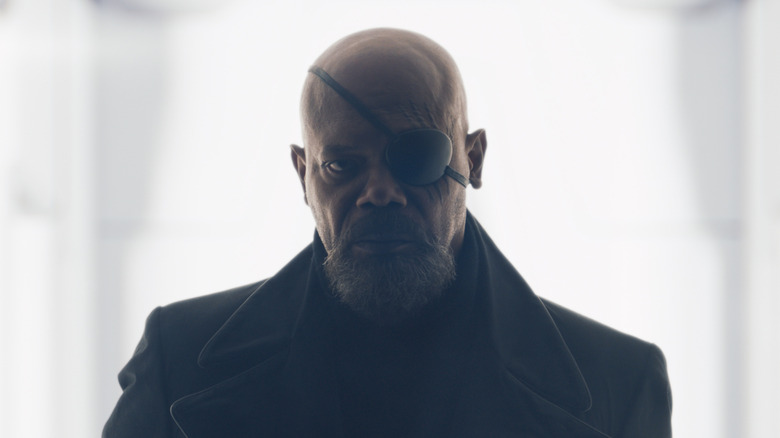 Nick Fury stând în fața unei ferestre umbrite în invazie secretă